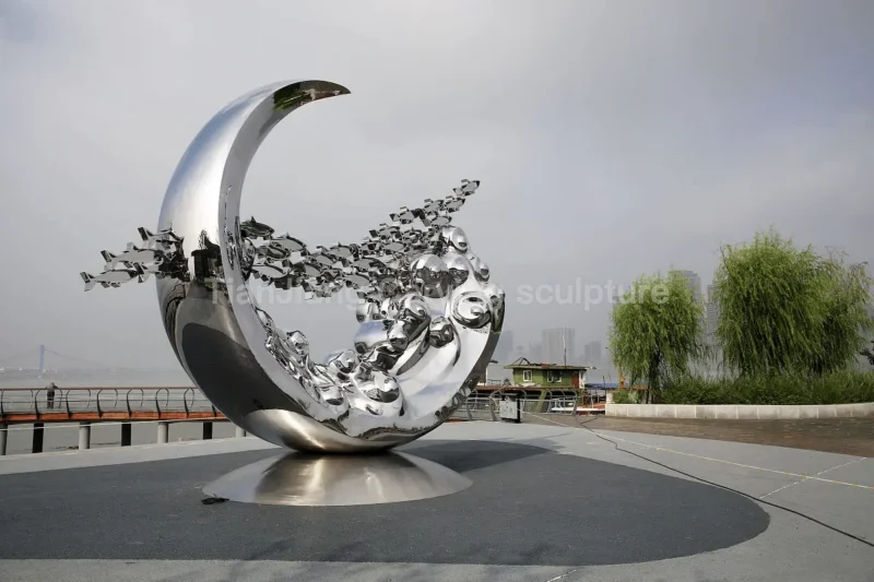5224601c-9256-40e2-8011-26c53edda072.webp Stainless steel mirror moon fish sculpture