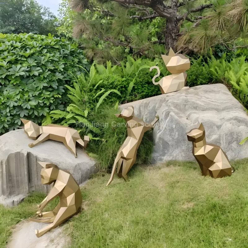537f6ff0-ad0b-4f87-8224-bc345d1e9599.webp Stainless steel geometric faceted cat sculpture