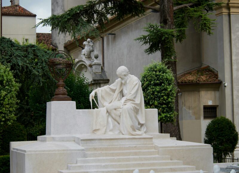 5c122ceb-d367-4d8c-890d-954f09a7733a.jpg White marble seated sculpture of mathematician Niccolò Tartaglia