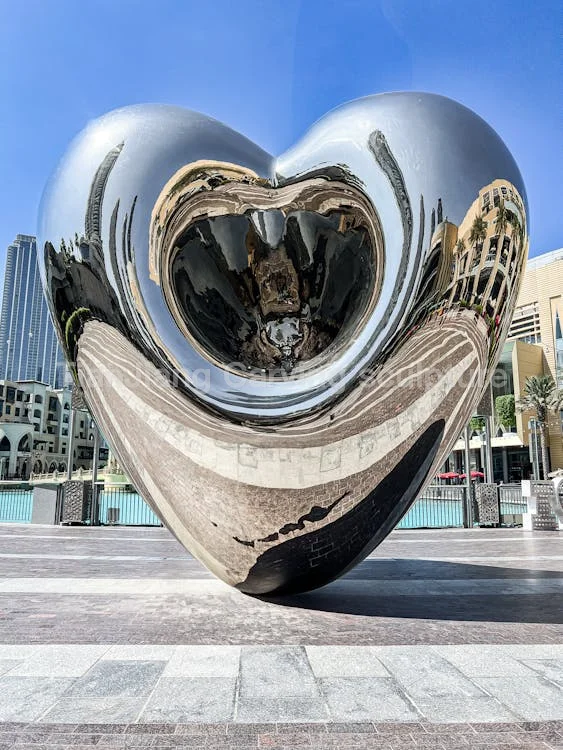 83805532-a462-443d-abbd-3aa300c13f4d.webp Stainless steel mirror love sculpture