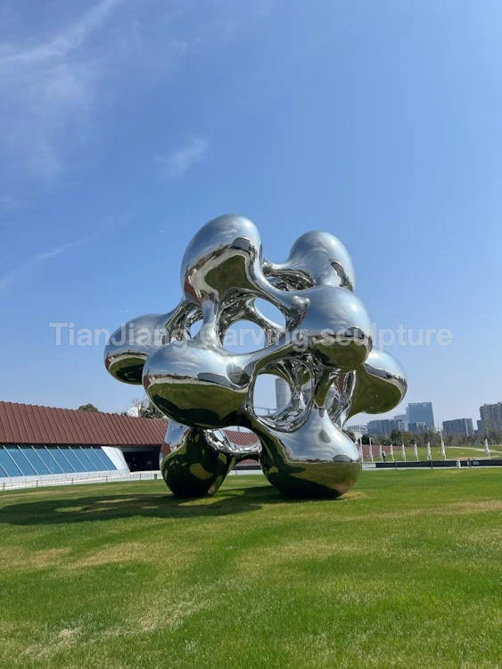bc3bc4f3-c33e-4146-99db-f1a611366f9b.webp Stainless steel mirror abstract bubble/molecular sculpture