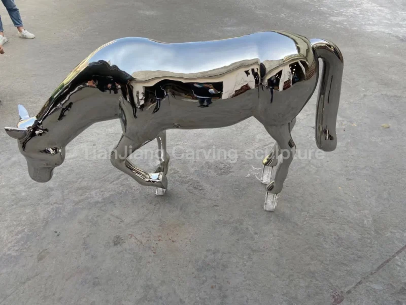 e9342066-0b4c-4866-927c-3b753cfe36b1.webp Stainless steel mirror horse sculpture